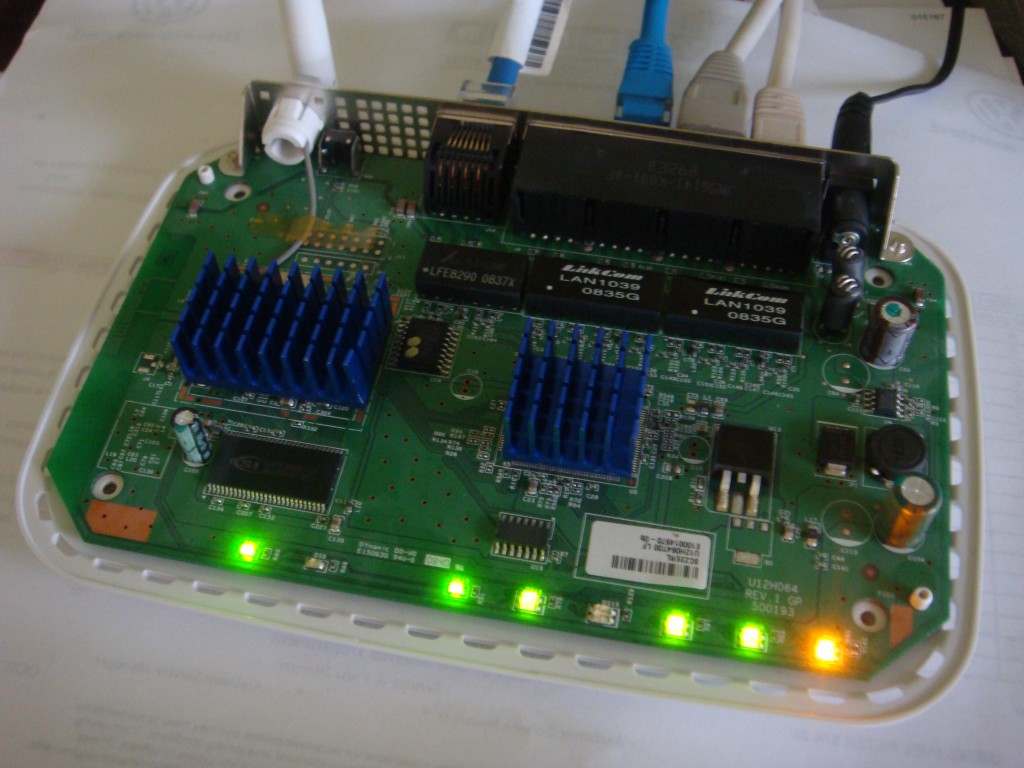 Wifi router with heatsinks